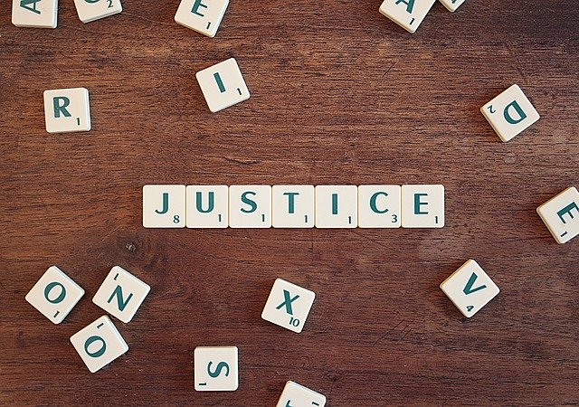 Palabra JUSTICE hecha con letras de Scrabble